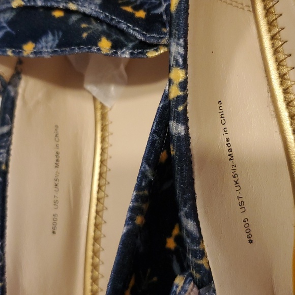 Cabi #6005 Carnaby Loafer Floral In Velvet Size 7M NWOT'S - Picture 8 of 12